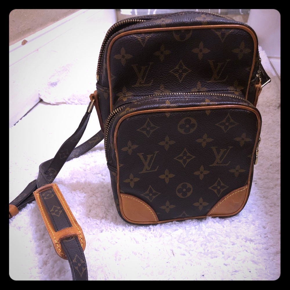 SOLD** Cross body Louis Vuitton